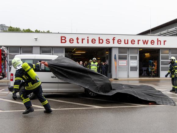 Wiener Netze Betriebsfeuerwehr übt die Löschung eines Fahrzeugbrandes