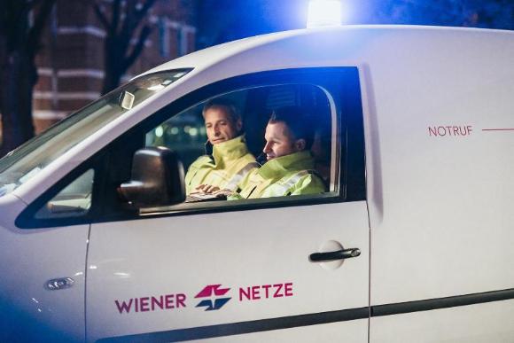 Zwei Wiener Netze Mitarbeiter im Störungsauto